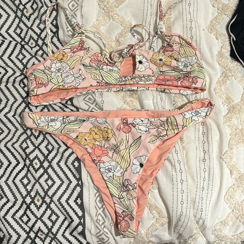Dippin daisy’s bikini set